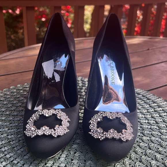 New never worn size 7.5 Audrey Brooke Embellished Dress Pumps, black. 4” heel - Picture 4 of 11